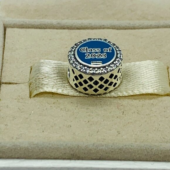 🔥🔥Pandora Class Of 2023 Mickey Mouse Graduation Charm - Picture 5 of 6